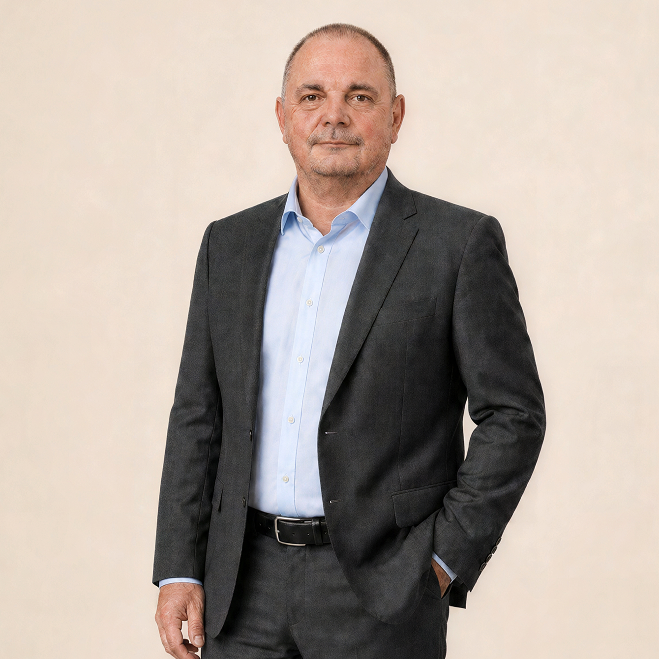 Torsten Behnke stehend im Anzug